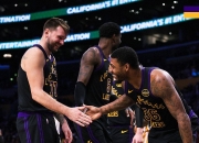 雷速-詹姆斯连续五场比赛得分超过赛事规则更新，老鹰挑战极限！的简单介绍