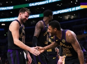 雷速-詹姆斯连续五场比赛得分超过赛事规则更新，老鹰挑战极限！的简单介绍